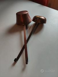 due mestoli di rame per arredare ambiente