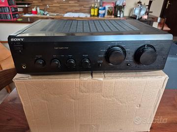 Amplificatore Sony,  più casse Sony. 