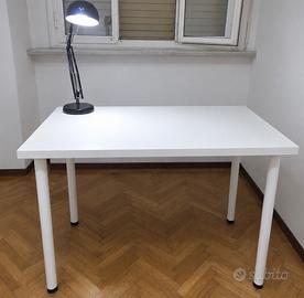 Scrivani,sedia e lampada