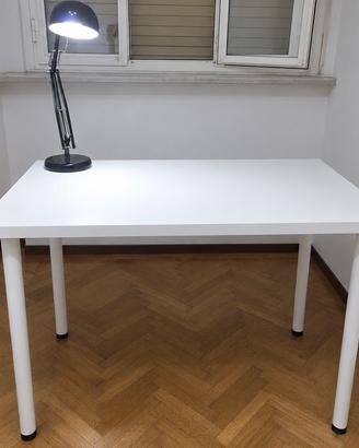 Scrivani,sedia e lampada