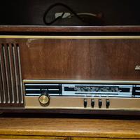radio a valvole vintage con giradischi