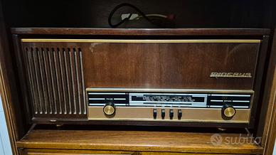 radio a valvole vintage con giradischi