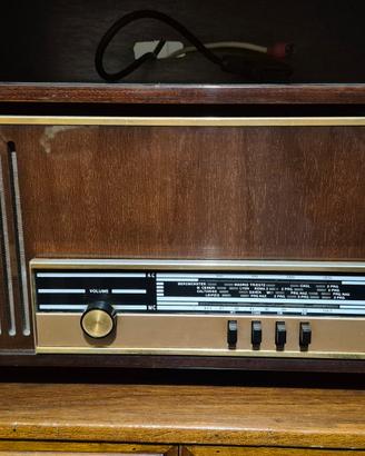 radio a valvole vintage con giradischi