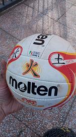 Palloni in cuoio cuciti a mano