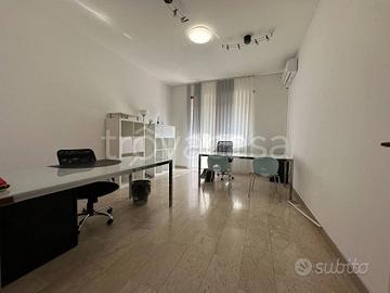 Pesaro in zona di passaggio ampio negozio