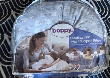 Cuscino Boppy per allattamento e sostegno neonato
