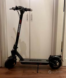 Monopattino Ducati PRO-II evo con accessori