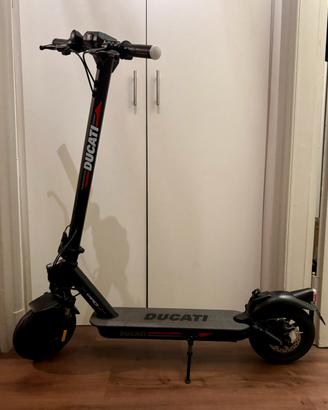 Monopattino Ducati PRO-II evo con accessori