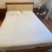 Letto matrimoniale in legno con testiera e doghe