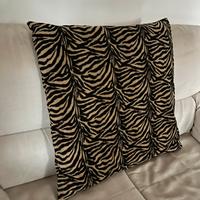 Cuscinone quadrato stile animalier e candela