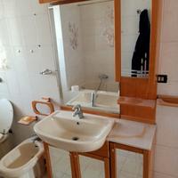 Mobiletto specchiera bagno e lavabo