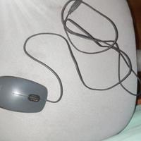 e un maus che si chiama: Logitech: 