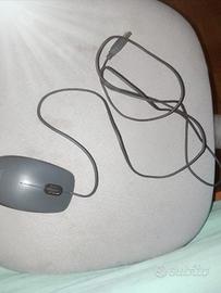 e un maus che si chiama: Logitech: 