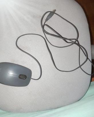 e un maus che si chiama: Logitech: 