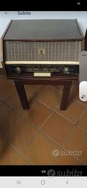 Vecchia radio d'epoca con giradischi.