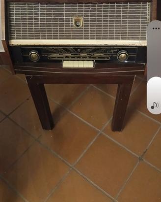 Vecchia radio d'epoca con giradischi.