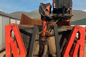 Cassa scarrabile con gru