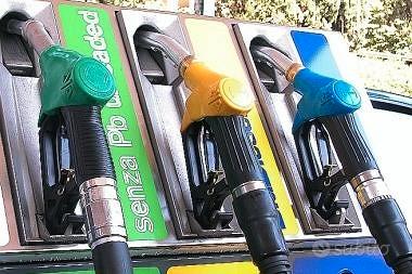 Distributore di carburanti bianco già locato