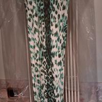 abito con ampia scollatura 