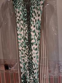 abito con ampia scollatura 