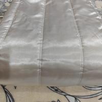 Tessuto in raso bianco trapuntato