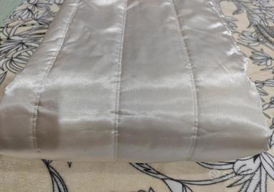 Tessuto in raso bianco trapuntato