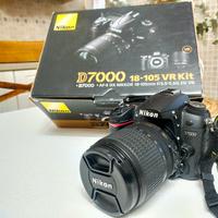 Nikon D7000 con obiettivo e accessori 