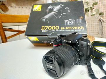 Nikon D7000 con obiettivo e accessori 