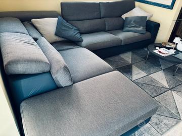 Divano angolare con pouf