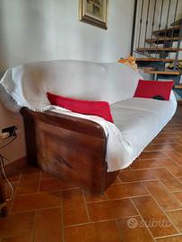 divano in legno con poltrone