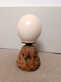 Grande uovo di struzzo con base in legno vintage