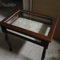 Tavolino con vetrina