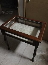 Tavolino con vetrina