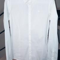 Camicia, gilet blu e papillon 