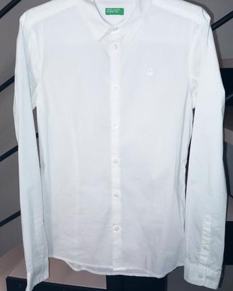 Camicia, gilet blu e papillon 