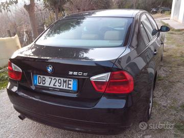 BMW 320d, di colore nero,