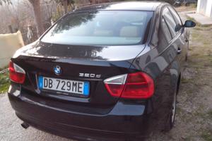 BMW 320d, di colore nero,