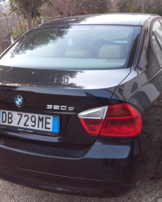 BMW 320d, di colore nero,