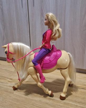 Barbie e cavallo che cammina
