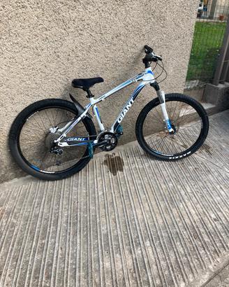 GIANT TALON 2 WHELLIE BIKE