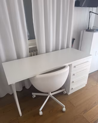 Scrivania bianca con cassetti e poltrona