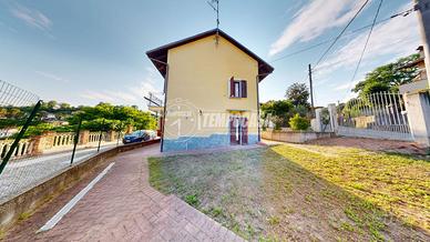 VILLA LIBERA SU TRE LATI CON GIARDINO