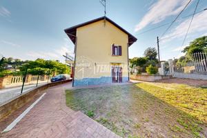 VILLA LIBERA SU TRE LATI CON GIARDINO
