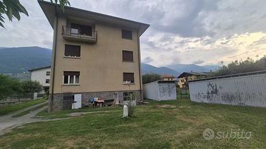 Piateda singola con 3 appartamenti e giardino