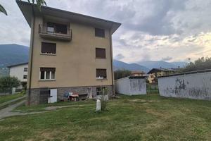 Piateda singola con 3 appartamenti e giardino