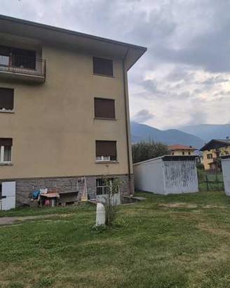 Piateda singola con 3 appartamenti e giardino