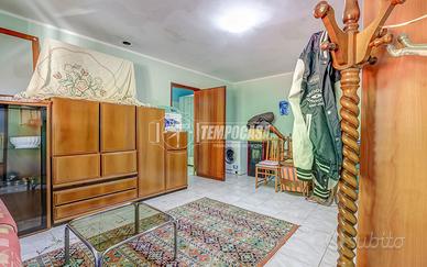 AMPIO TRILOCALE CON 2 POSTI AUTO, SENZA SPESE, Via