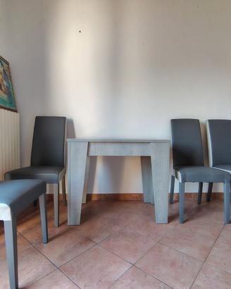 Tavolo prolungabile e sedie in ecopelle