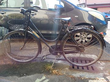 bici nera donna con portapacchi