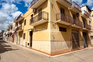 CASA INDIPENDENTE CON TRIPLA ESPOSIZIONE